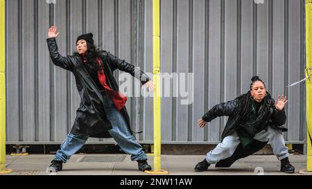 London, Großbritannien. 28. Februar 2023. Sarah und Yukiko. SAGEN WIR, die Gig-Meet-Tanz-Show, die das Album im März besucht. Die dynamische Show, eine Mischung aus Musik, persönlichen Geschichten und Tanz, wurde von der innovativen Tanzgesellschaft SAY (Sarah Golding und Yukiko Masui, abgebildet) kreiert und vereint Untergrundmusik mit dem Nervenkitzel zeitgenössischen Tanzes. Kredit: Imageplotter/Alamy Live News Stockfoto