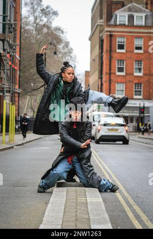 London, Großbritannien. 28. Februar 2023. Sarah und Yukiko. SAGEN WIR, die Gig-Meet-Tanz-Show, die das Album im März besucht. Die dynamische Show, eine Mischung aus Musik, persönlichen Geschichten und Tanz, wurde von der innovativen Tanzgesellschaft SAY (Sarah Golding und Yukiko Masui, abgebildet) kreiert und vereint Untergrundmusik mit dem Nervenkitzel zeitgenössischen Tanzes. Kredit: Imageplotter/Alamy Live News Stockfoto
