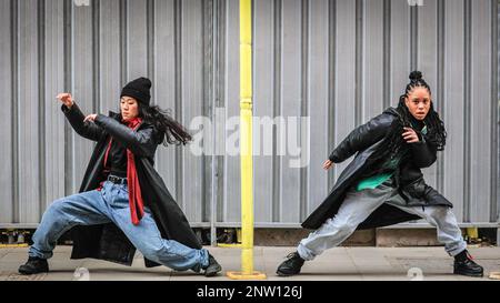 London, Großbritannien. 28. Februar 2023. Sarah und Yukiko. SAGEN WIR, die Gig-Meet-Tanz-Show, die das Album im März besucht. Die dynamische Show, eine Mischung aus Musik, persönlichen Geschichten und Tanz, wurde von der innovativen Tanzgesellschaft SAY (Sarah Golding und Yukiko Masui, abgebildet) kreiert und vereint Untergrundmusik mit dem Nervenkitzel zeitgenössischen Tanzes. Kredit: Imageplotter/Alamy Live News Stockfoto