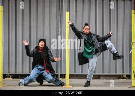 London, Großbritannien. 28. Februar 2023. Sarah und Yukiko. SAGEN WIR, die Gig-Meet-Tanz-Show, die das Album im März besucht. Die dynamische Show, eine Mischung aus Musik, persönlichen Geschichten und Tanz, wurde von der innovativen Tanzgesellschaft SAY (Sarah Golding und Yukiko Masui, abgebildet) kreiert und vereint Untergrundmusik mit dem Nervenkitzel zeitgenössischen Tanzes. Kredit: Imageplotter/Alamy Live News Stockfoto