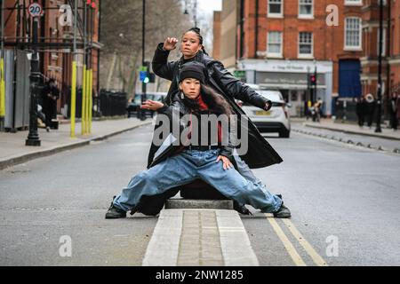 London, Großbritannien. 28. Februar 2023. Sarah und Yukiko. SAGEN WIR, die Gig-Meet-Tanz-Show, die das Album im März besucht. Die dynamische Show, eine Mischung aus Musik, persönlichen Geschichten und Tanz, wurde von der innovativen Tanzgesellschaft SAY (Sarah Golding und Yukiko Masui, abgebildet) kreiert und vereint Untergrundmusik mit dem Nervenkitzel zeitgenössischen Tanzes. Kredit: Imageplotter/Alamy Live News Stockfoto