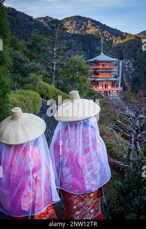 Pilger in Heian Periode Kostüme und Nachisan Seiganto-Ji-Tempel (Three-Storied-Pagode), in der Nähe von Kumano Nachi Taisha Grand Shire, Kumano Kodo, Nakahechi Stockfoto