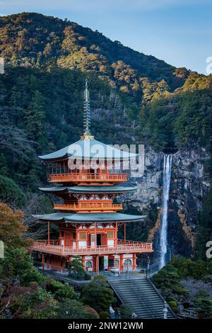 Nachisan Seiganto-Ji-Tempel (Three-Storied-Pagode) und Nachi-Wasserfall in der Nähe von Kumano Nachi Taisha Grand Shire, Kumano Kodo, Nakahechi Route, Wakayama, Stockfoto