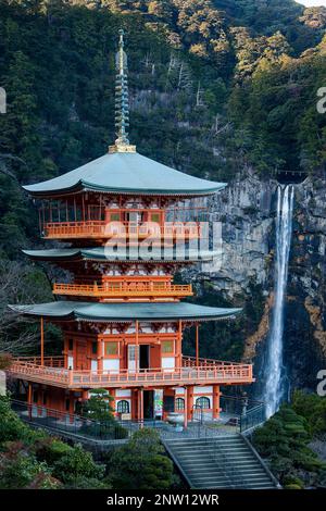 Nachisan Seiganto-Ji-Tempel (Three-Storied-Pagode) und Nachi-Wasserfall in der Nähe von Kumano Nachi Taisha Grand Shire, Kumano Kodo, Nakahechi Route, Wakayama, Stockfoto