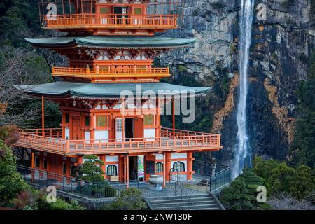 Nachisan Seiganto-Ji-Tempel (Three-Storied-Pagode) und Nachi-Wasserfall in der Nähe von Kumano Nachi Taisha Grand Shire, Kumano Kodo, Nakahechi Route, Wakayama, Stockfoto