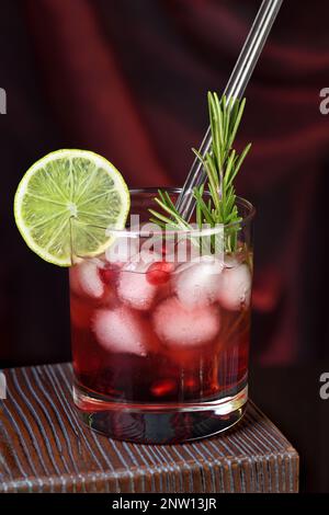 Der Granatapfelpaloma ist ein klassischer Cocktail, der aus frisch gepresstem Granatapfelsaft anstelle von Limonade und einer großzügigen Portion Tequila zubereitet wird. Ideal für Stockfoto