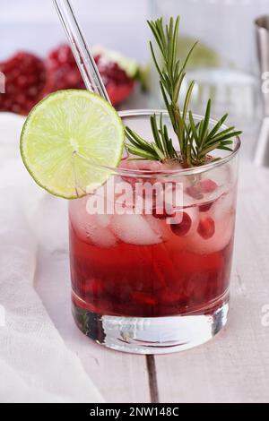 Der Granatapfelpaloma ist ein klassischer Cocktail, der aus frisch gepresstem Granatapfelsaft anstelle von Limonade und einer großzügigen Portion Tequila zubereitet wird. Ideal für Stockfoto