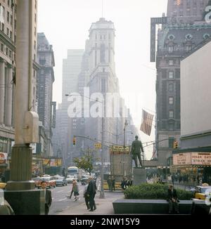 USA New York 1964. Eine Straßenszene mit Autos und Taxis, die auf dem Broadway im Bereich des Times Square in Manhattan fahren. Das Kino zeigt gestohlene Stunden. Kredit Roland Palm Ref. 5-39-9 Stockfoto