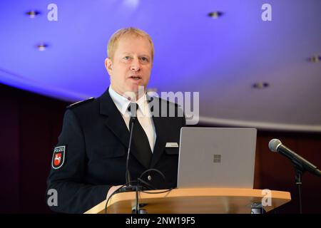 Bad Nenndorf, Deutschland. 28. Februar 2023. Carsten Rose (l-r), Direktor der Polizeiakademie Niedersachsen, spricht auf der Veranstaltung „über Opfer und Täter in der eigenen Familie zur Zeit des Nationalsozialismus“ der Polizeiakademie Niedersachsen. Kredit: Julian Stratenschulte/dpa/Alamy Live News Stockfoto