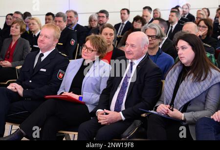 Bad Nenndorf, Deutschland. 28. Februar 2023. Carsten Rose (l-r), Direktorin der niedersächsischen Polizeiakademie, Daniela Behrens (SPD), Innenministerin Niedersachsens, ThazHerschel, Holocaust-Überlebende, Und seine Tochter Natali Herschel sitzt in der Wandelhalle bei der Veranstaltung "über Opfer und Täter in der eigenen Familie zur Zeit des Nationalsozialismus" der Polizeiakademie Niedersachsen. Kredit: Julian Stratenschulte/dpa/Alamy Live News Stockfoto