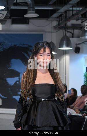 London, Großbritannien, 19. Februar 2023, LAN Fashion Show in Croydon mit dem Londoner Modedesigner Ettie. Ettie ist eine in Großbritannien ansässige Marke für handgefertigte Luxuskleidung, die von Juliette Stephenson gegründet wurde. Ettie ist auf feminine Partykleidung mit Popfarben und lustigen Stoffen spezialisiert. Andrew Lalchan Photography/Alamy Live News Stockfoto