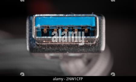 USB-Buchse Typ A, von einem Winkel aus gesehen. Foto eines modernen usb-Steckverbinders mit abgerundeten Kanten, das wie ein Film aussieht. Stockfoto
