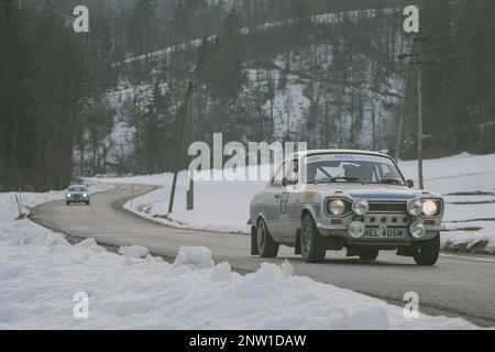 POLHOV GRADEC, SLOWENIEN, 10,2.2023: Vintage Ford Escort fährt im Rahmen einer Winter-Rallye auf einer verschneiten öffentlichen Straße. Stockfoto