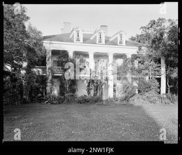 Oak Alley, Vacherie vic., St. James Parish, Louisiana. Carnegie Survey of the Architecture of the South (Carnegie-Umfrage zur Architektur des Südens). Usa, Louisiana, St. James Parish, Vacherie vic, Balkons, Gärten, Dormers, Wohnungen, Säulen, Handläufe, Eisenarbeiten. Stockfoto