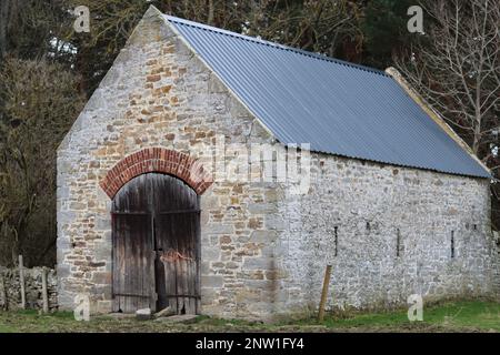 Traditionelle Steinscheune in einem ländlichen Feld Stockfoto