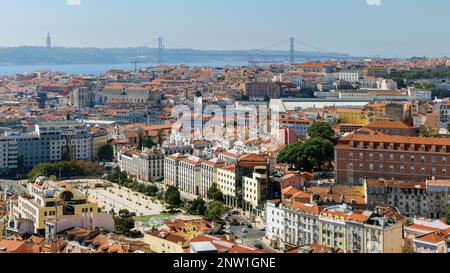 Lissabon, Portugal. Die Stadt vom Miradouro da Senhora do Monte/Aussichtspunkt Lady of the Hill aus gesehen. Brücke am 25. April und Fluss Tejo im Backgro Stockfoto