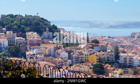 Lissabon, Portugal. Die Stadt vom Miradouro da Senhora do Monte/Aussichtspunkt Lady of the Hill aus gesehen. St. George's Castle auf der linken Seite. Stockfoto