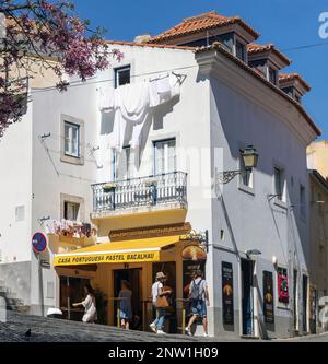 Lissabon, Portugal. Casa Portuguesa do Pastel de Bacalhau, Teil einer beliebten Kette von Geschäften, die Kabeljaugebäck vor den Mauern des Schlosses verkaufen Stockfoto