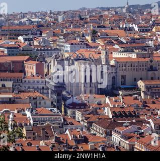 Lissabon, Portugal. Blick auf das Stadtzentrum mit dem Convento da Ordem do Carmo/Kloster der Muttergottes von Mount Carmel und dem Santa Justa Lift, auch bekannt als Stockfoto