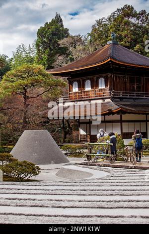 Silber-Pavillon und Zen-Garten als Symbol für Fuji und das Meer in Ginkaku-Ji-Tempel, Kyoto, Kansai, Japan Stockfoto