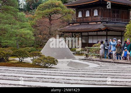 Silber-Pavillon und Zen-Garten als Symbol für Fuji und das Meer in Ginkaku-Ji-Tempel, Kyoto, Kansai, Japan Stockfoto