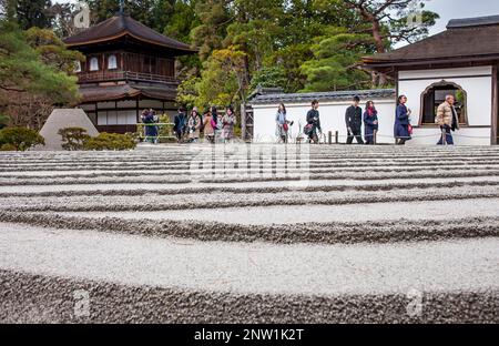 Silber-Pavillon und Zen-Garten als Symbol für Fuji und das Meer in Ginkaku-Ji-Tempel, Kyoto, Kansai, Japan Stockfoto