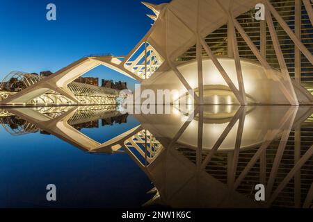 Das Science Museum Principe Felipe-Nebengebäude spiegelt sich im Wasser wider. Das Foto wurde am 10. Februar 2023 in der Stadt der Künste und Wissenschaften aufgenommen Stockfoto