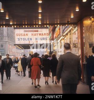 USA New York 1964. Eine Straßenszene am Broadway in der Gegend des Times Square in Manhattan. Im Fokus steht das Schild vor dem Kino, das für den Film Stolen Hours mit Susan Hayward wirbt, der am 2 1963. oktober in den USA veröffentlicht wurde. Kredit Roland Palm Ref. 5-39-3 Stockfoto