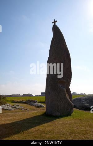 Die Menhir of Men Marz ist eine christianisierte Menhir in der Gemeinde Brignogan-Plages im französischen Departement Finistère. Es ist einer der "l" Stockfoto