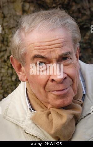 Porträt des schottischen Schauspielers, Komikers, Impressionisten und Autors Stanley Baxter. Fotografiert in Highgate, North London, im Dezember 2003. Stockfoto