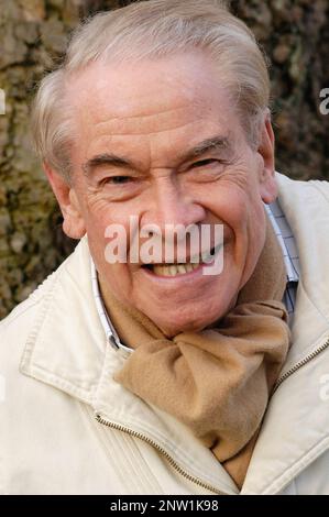 Porträt des schottischen Schauspielers, Komikers, Impressionisten und Autors Stanley Baxter. Fotografiert in Highgate, North London, im Dezember 2003. Stockfoto