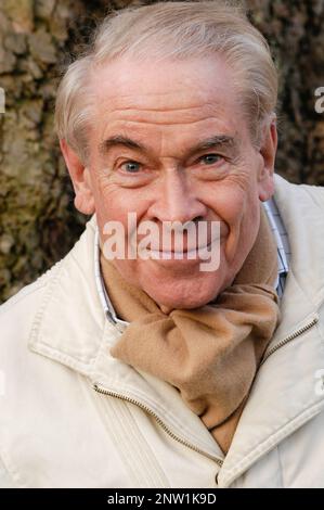 Porträt des schottischen Schauspielers, Komikers, Impressionisten und Autors Stanley Baxter. Fotografiert in Highgate, North London, im Dezember 2003. Stockfoto