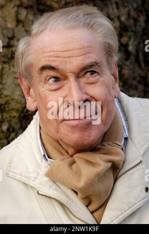 Porträt des schottischen Schauspielers, Komikers, Impressionisten und Autors Stanley Baxter. Fotografiert in Highgate, North London, im Dezember 2003. Stockfoto