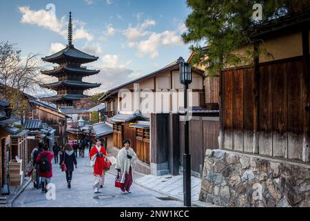 Sanneizaka Straße und Yasaka Pagode, Gion Bezirk, Kyoto, Japan. Stockfoto