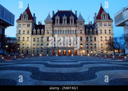 Das New York State House am Empire Plaza, Albany, New York, ist nachts beleuchtet Stockfoto