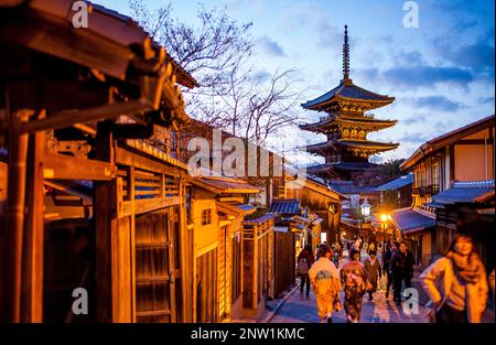 Sanneizaka Straße und Yasaka Pagode, Gion Bezirk, Kyoto, Japan. Stockfoto