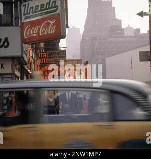 USA New York 1964. Eine Straßenszene am Broadway in der Gegend des Times Square in Manhattan. Kredit Roland Palm Ref. 5-39-3 Stockfoto