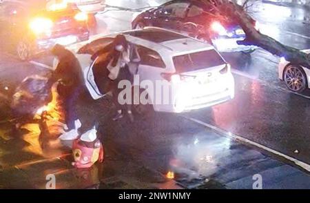 BESTE VERFÜGBARE QUALITÄT Handout-Datei Foto von der Metropolitan Police ausgestellt von einem CCTV-Bild von Mark Gordon und Constance Marten vom 07.01/23, die mit einem Taxi auf der Whitechapel Road in London abgesetzt wurden. Eine dringende Suchoperation ist im Gange, um das vermisste Baby des Aristokraten Constance Marten zu finden, der seit seiner Geburt Anfang Januar keine medizinische Versorgung hatte. Frau Marten und ihr Partner Mark Gordon sind in Polizeigewahrsam, nachdem sie in Brighton verhaftet wurden. Ausgabedatum: Dienstag, 28. Februar 2023. Stockfoto