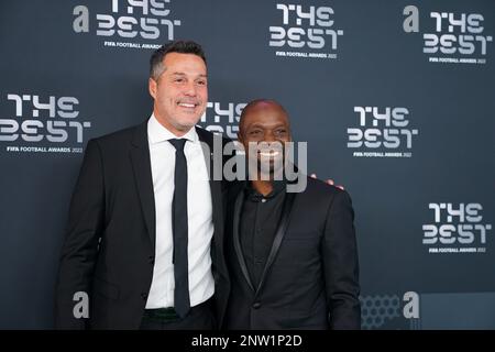 Paris, Frankreich. 27. Februar 2023. Paris, Frankreich, Februar 27. 2023: Julio Cesar (ehemaliger brasilianischer Fußballspieler) und Claude Makelele (ehemaliger französischer Spieler) posieren für ein Foto auf dem Grünen Teppich während der besten FIFA Football Awards 2022 in Salle Pleyel in Paris, Frankreich. (Daniela Porcelli/SPP) Kredit: SPP Sport Press Photo. Alamy Live News Stockfoto