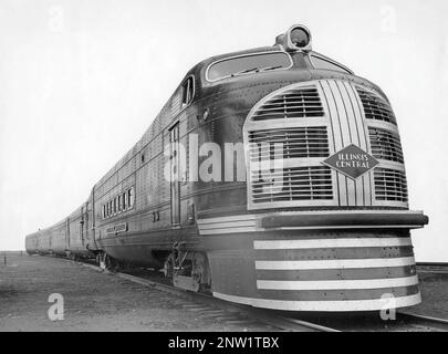 Die Chicago-St. im Illinois Central Louis Green Diamond Streamliner wurde 1936 von Pullman-Standard mit elektromechanischen Komponenten von Electro-Motive gebaut. Es war der letzte Gelenkzug, der gebaut wurde, wobei das Triebwerk in den Zug integriert war; die Lokomotive trug die Nummer 121. 1947 überholten die Läden des IC Paducah den Zug und er fungierte dann als Miss Lou zwischen Jackson, Mississippi, und New Orleans, Louisiana. Im Jahr 1950 wurde es in den Ruhestand gebracht und verschrottet. Stockfoto