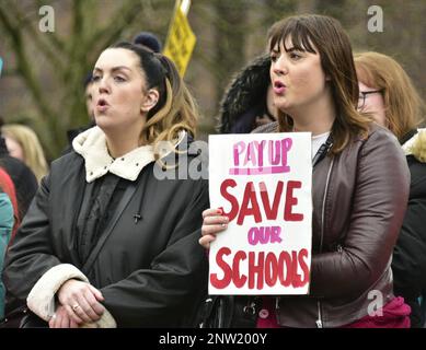 Manchester, Vereinigtes Königreich, 28. Februar 2023. Markante Lehrer, die Mitglieder der National Education Union (neu) im Norden Englands im All Saints Park im Zentrum von Manchester, Großbritannien, sind. Diese Kundgebung folgt einem marsch durch die Stadt. Man geht davon aus, dass die meisten Schulen den Zugang zu Schülern beschränken oder ganz schließen werden. Es wird erwartet, dass über 300.000 Lehrer in drei Tagen ab Februar 28 streiken werden, um eine Lohnerhöhung von zwölf Prozent zu fordern. Kredit: Terry Waller/Alamy Live News Stockfoto