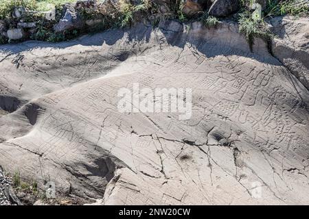 Felsen mit felsigen Gravuren, Karte von Bedolina, capo di ponte, italien Stockfoto