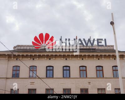 Wien, Österreich - 7. August 2022: Huawei-Logo auf der alten Gebäudewand. Huawei ist ein weltweit führender Anbieter von Informations- und Kommunikationstechnologieinfrastrukturen und intelligenten Geräten Stockfoto
