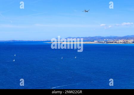 Blick vom Schlosshügel an der Bucht von der Stadt Nizza mit dem Flughafen im Hintergrund, Frankreich Stockfoto