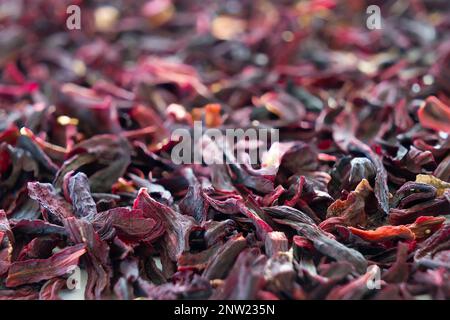 Lose Hibiskus-Teeblätter stapeln sich in der Nahaufnahme mit begrenztem Fokus. Stockfoto