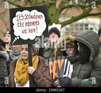 Manchester, Vereinigtes Königreich, 28. Februar 2023. Markante Lehrer, die Mitglieder der National Education Union (neu) im Norden Englands im All Saints Park im Zentrum von Manchester, Großbritannien, sind. Diese Kundgebung folgt einem marsch durch die Stadt. Man geht davon aus, dass die meisten Schulen den Zugang zu Schülern beschränken oder ganz schließen werden. Es wird erwartet, dass über 300.000 Lehrer in drei Tagen ab Februar 28 streiken werden, um eine Lohnerhöhung von zwölf Prozent zu fordern. Kredit: Terry Waller/Alamy Live News Stockfoto