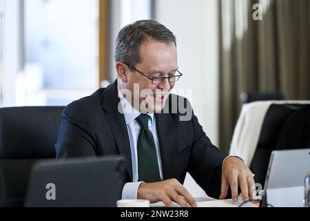 Antwerpen. Belgien, 28./02./2023, Ackermans und van Haaren CFO Tom Bamelis, bildeten auf einer Pressekonferenz die Ergebnisse der 2022-jährigen Veranstaltung von Ackermans & Van Haaren am Dienstag, den 28. Februar 2023 in Antwerpen. BELGA FOTO TOM GOYVAERTS Stockfoto