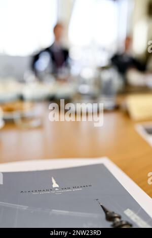 Antwerpen. Belgien, 28/02/2023, Abbildung Bild zeigt das Logo von Ackermans und van Haaren während einer Pressekonferenz zur Bekanntgabe der 2022-Jahres-Ergebnisse der Ackermans & Van Haaren Holding am Dienstag, den 28. Februar 2023 in Antwerpen. BELGA FOTO TOM GOYVAERTS Stockfoto