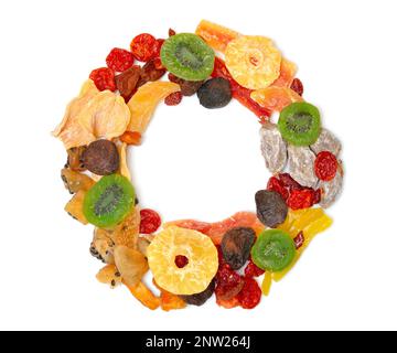 Trockenobstmischung. Es hat die Form eines Kreises. Isoliert auf weißem Hintergrund Stockfoto