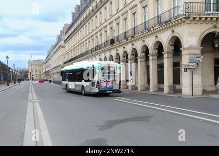 Paris, Frankreich. Februar 19. 2023. Bus für öffentliche Verkehrsmittel. Blick auf einen RATP-Bus, der in der Rue de Rivoli verkehrt. Stockfoto